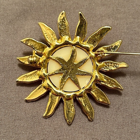 Vintage Sunburst Brooch Faux Pearl Center Pin Goldtone Textured Rays Crystals - Picture 7 of 10